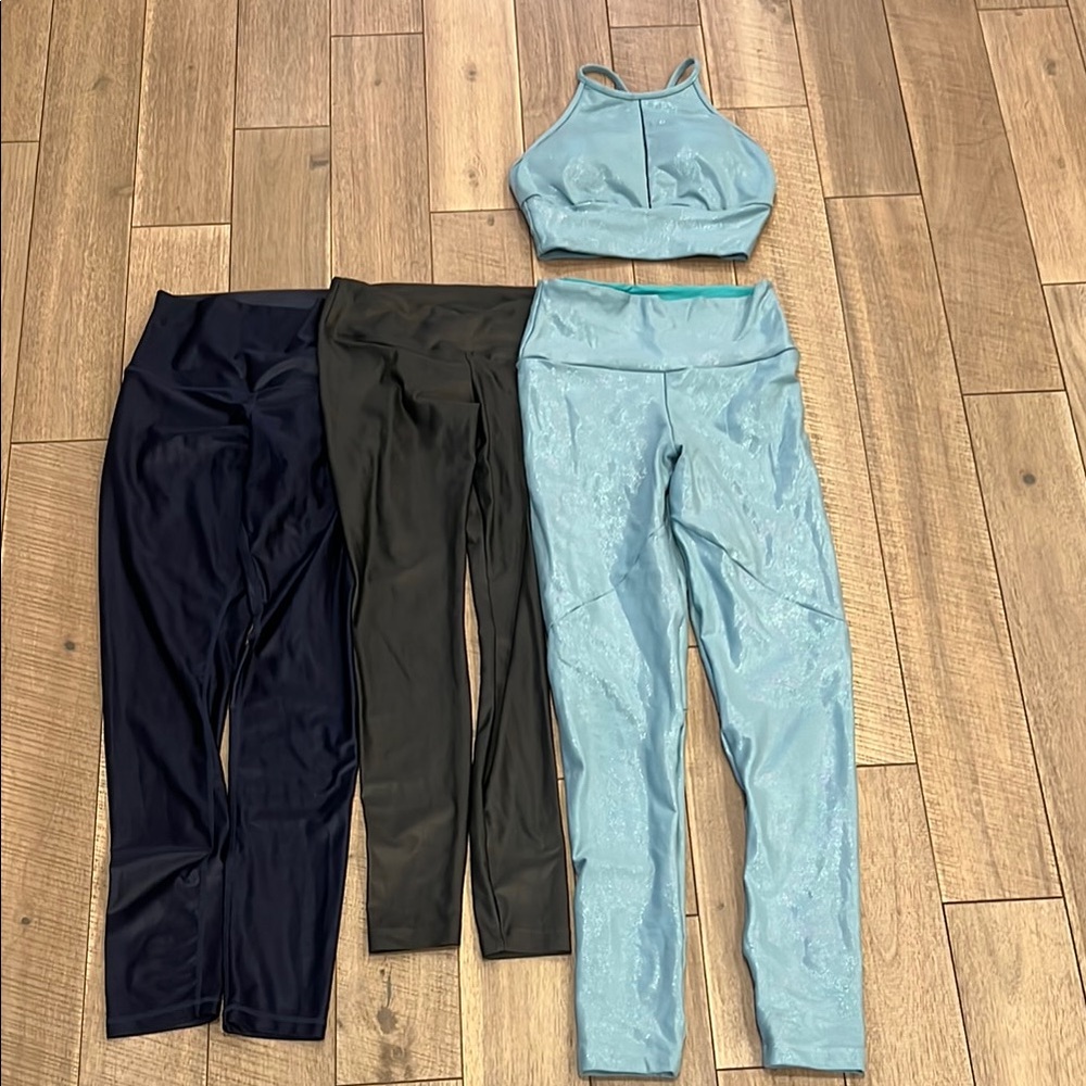 Woman’s Leggings w/ One Matching Too Size M **Never Worn**